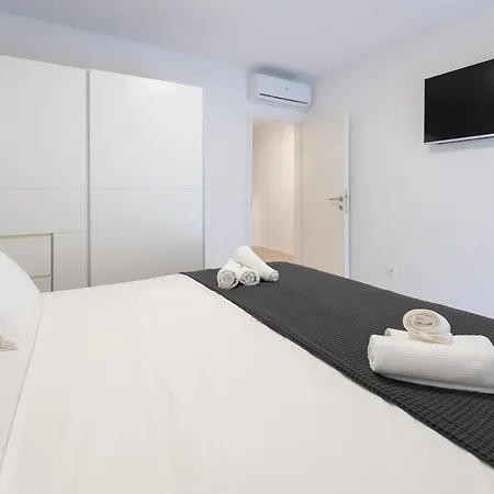 Apartment D33 *